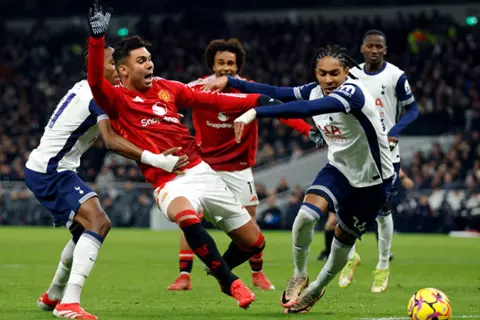 الدوري الأوروبي ومحمد شريف.. جدول مباريات اليوم الأربعاء والقنوات الناقلة